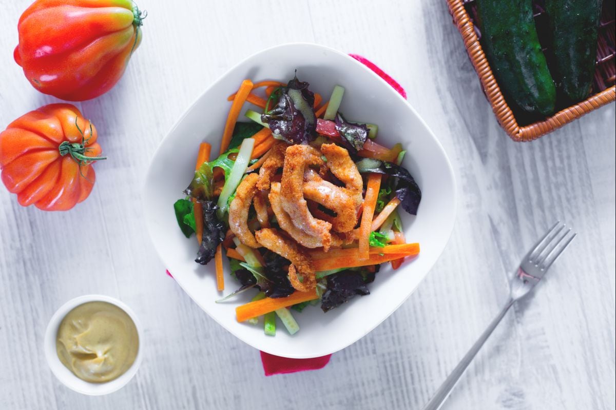 Ensalada de pollo crujiente con vinagreta
