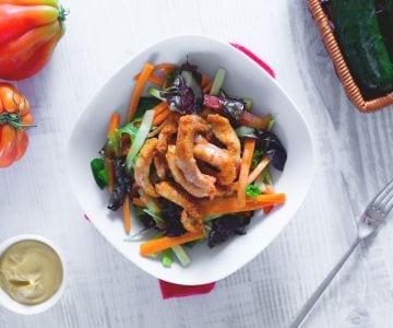 Ensalada de pollo crujiente con vinagreta