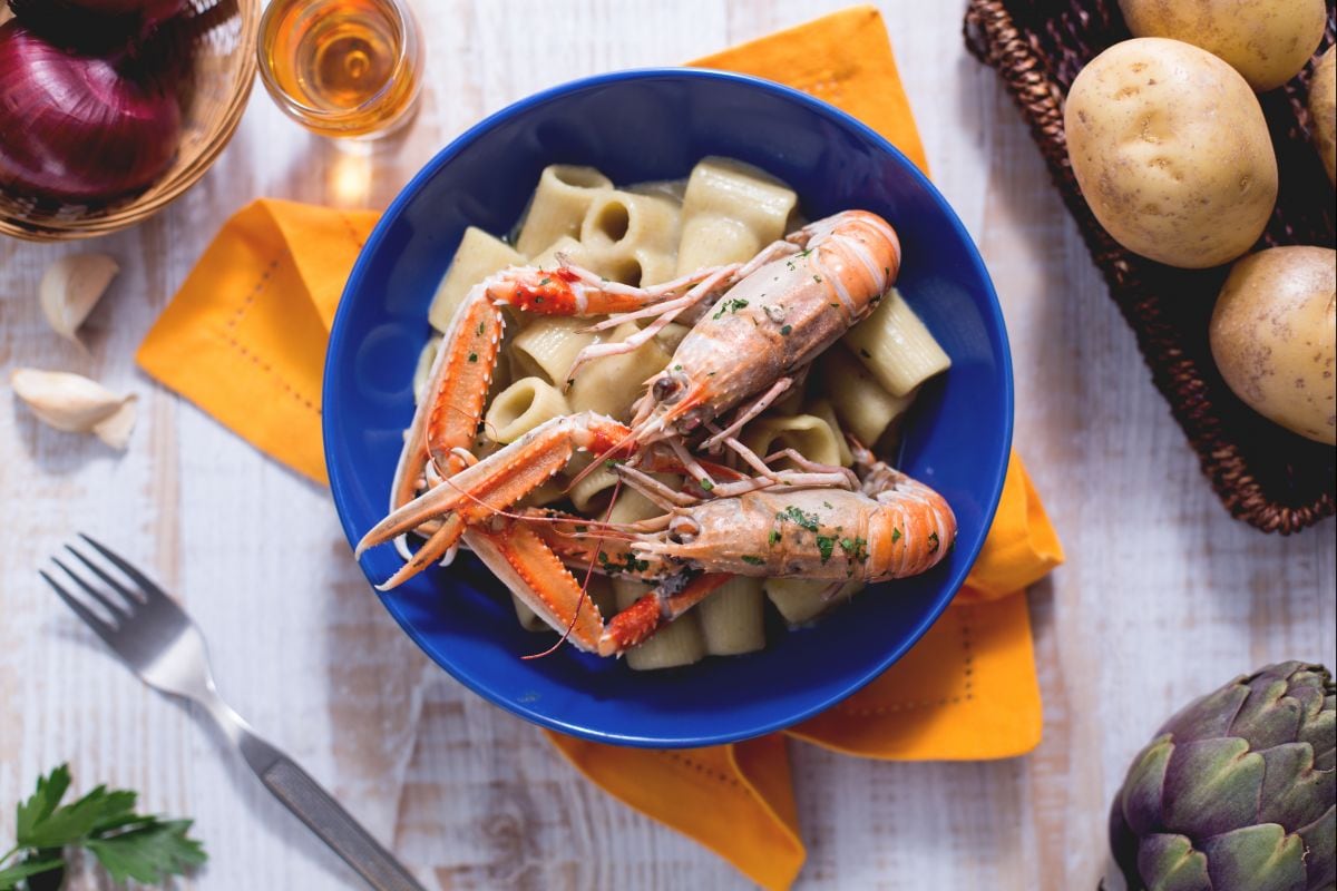 Macarrones con crema de alcachofas y cigalas