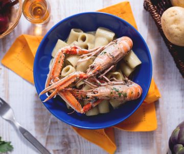 Macarrones con crema de alcachofas y cigalas