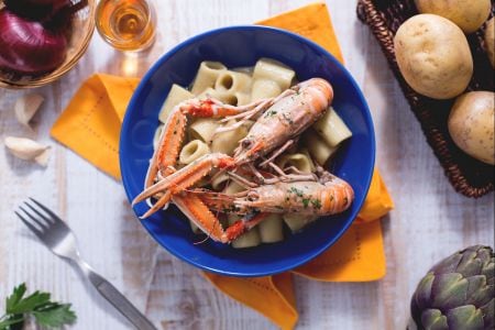 Macarrones con crema de alcachofas y cigalas