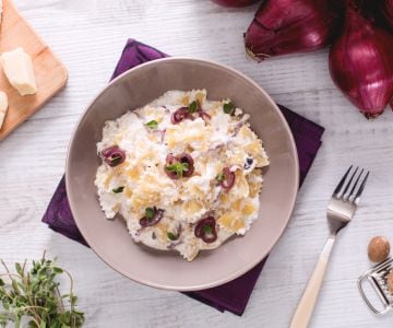 Farfalle con crema de ricotta y cebollas rojas de Tropea