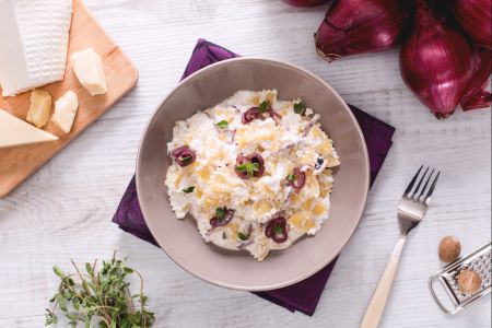 Farfalle con crema de ricotta y cebollas rojas de Tropea