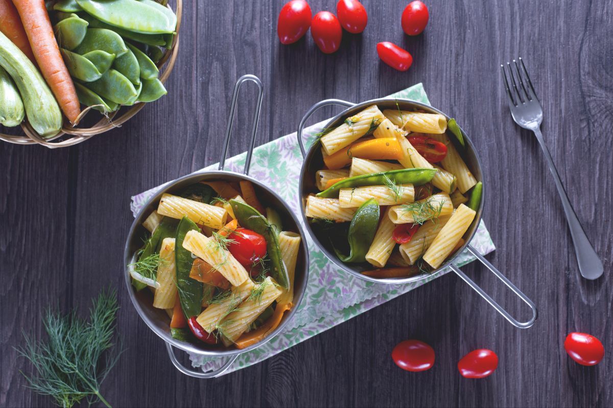 Salteado de tortiglioni con verduras al eneldo