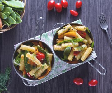 Salteado de tortiglioni con verduras al eneldo