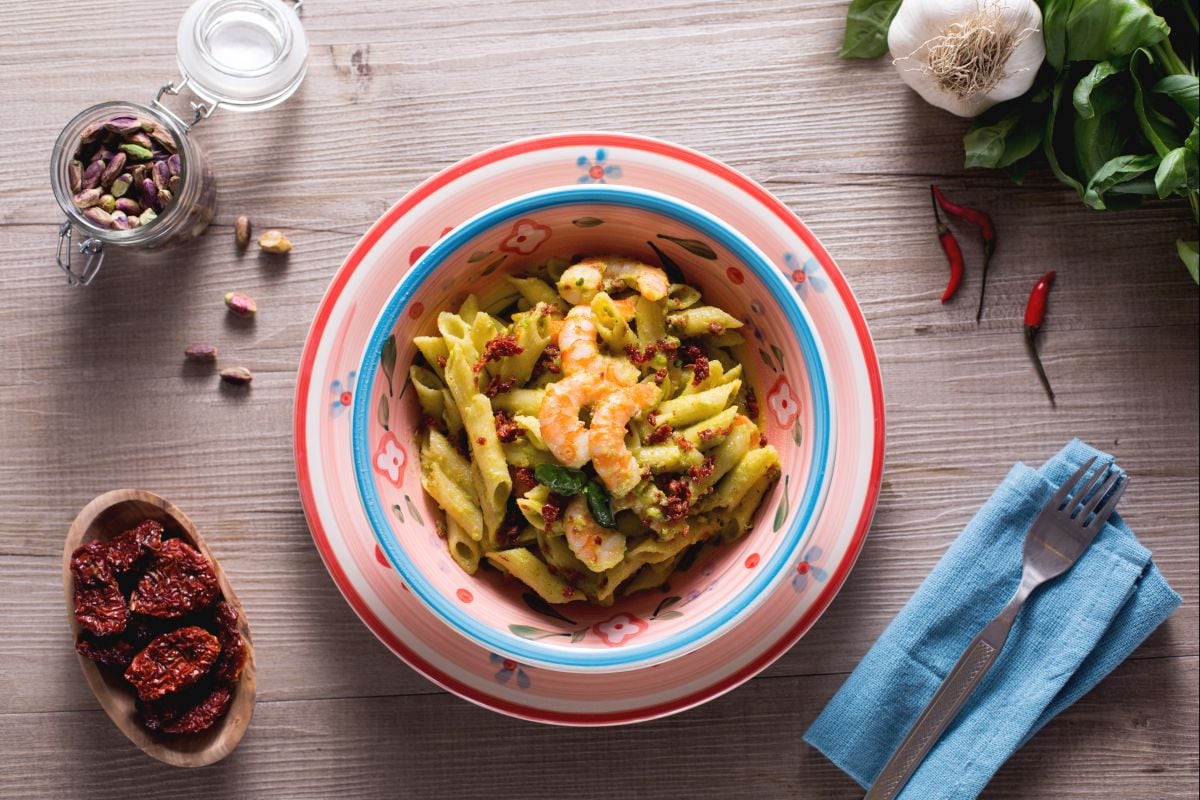 Pasta sin gluten con pesto de pistachos, gambas y tomates secos
