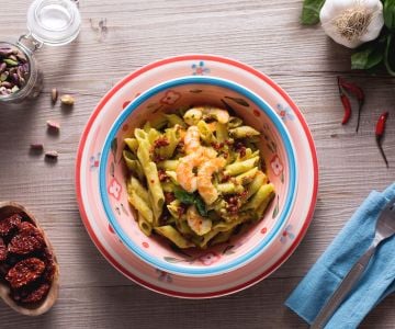 Pasta sin gluten con pesto de pistachos, gambas y tomates secos
