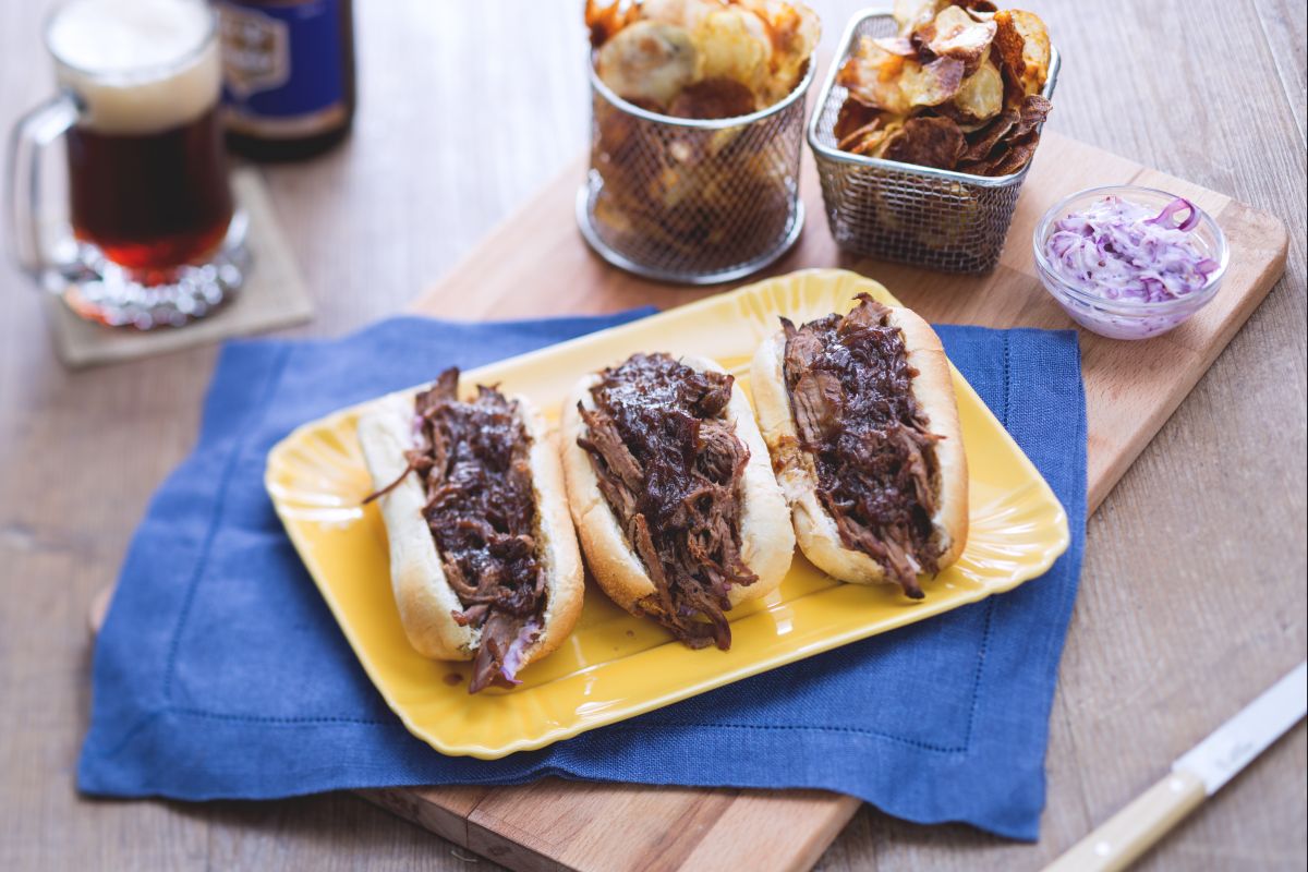 Sándwich de ternera y ensalada de col con patatas crujientes