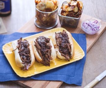 Sándwich de ternera y ensalada de col con patatas crujientes