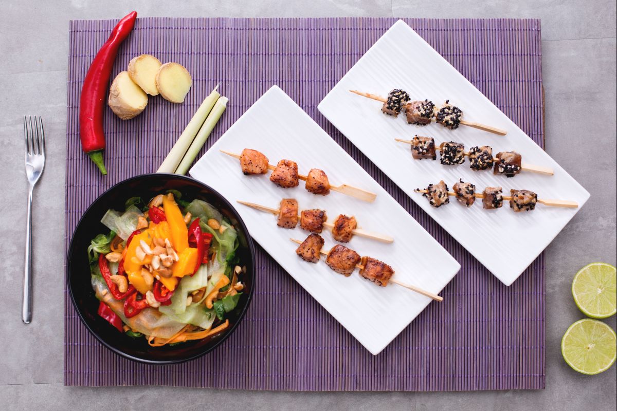 Brochetas de atún y salmón con ensalada tailandesa