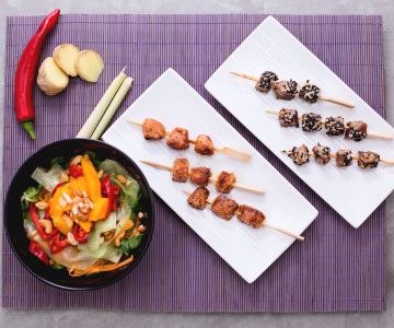 Brochetas de atún y salmón con ensalada tailandesa