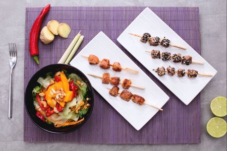Brochetas de atún y salmón con ensalada tailandesa