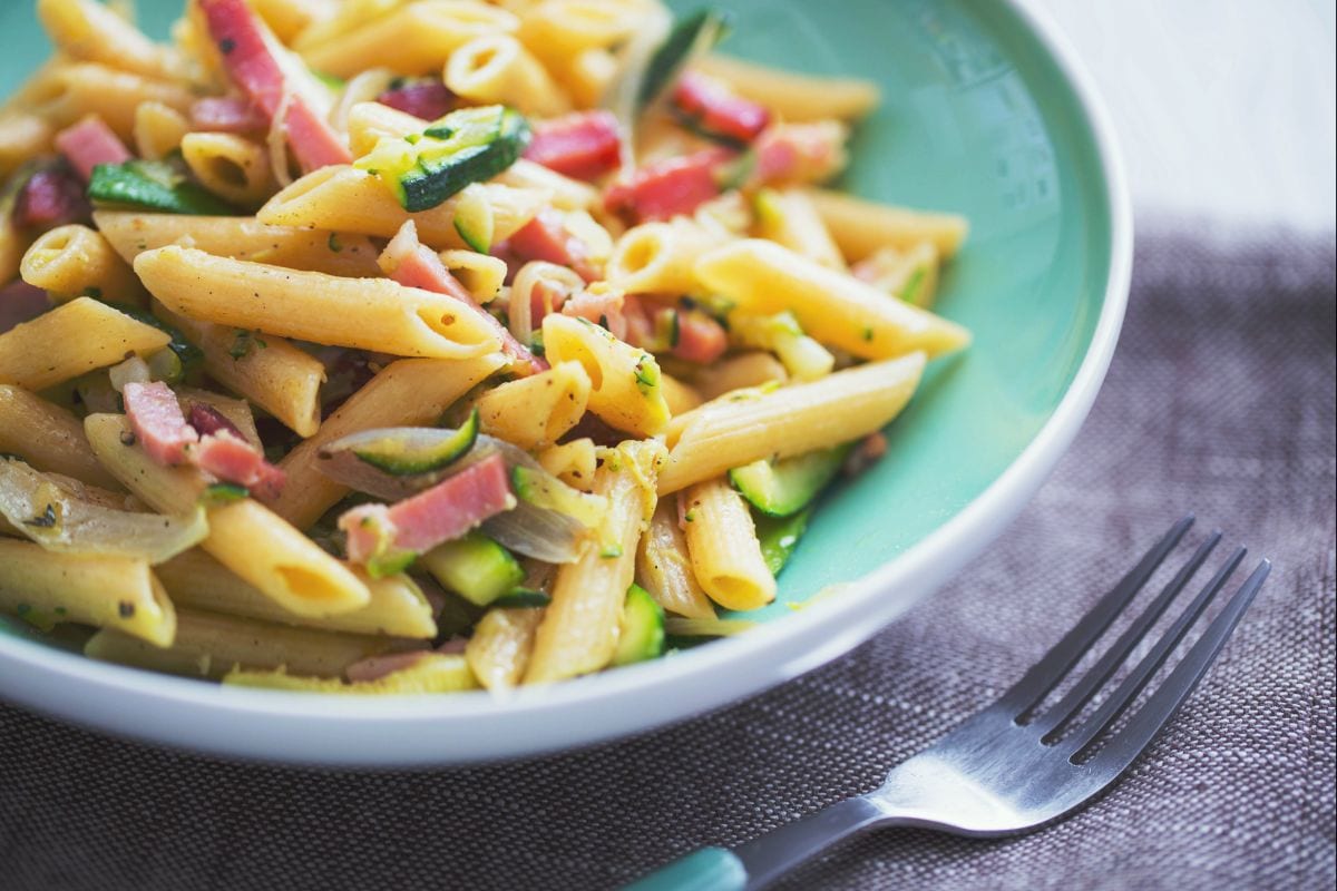 Penne con speck y calabacines