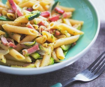 Penne con speck y calabacines