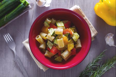 Mezze maniche con pimientos y calabacines
