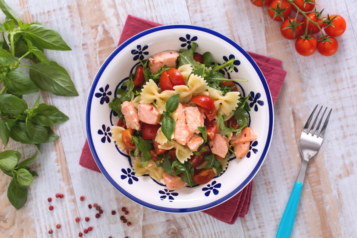 Farfalle con salmón, rúcula y tomatitos