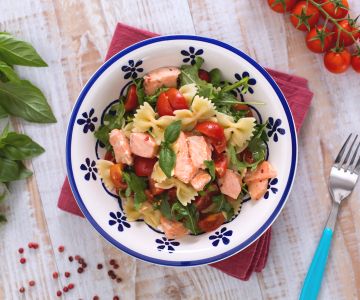 Farfalle con salmón, rúcula y tomatitos