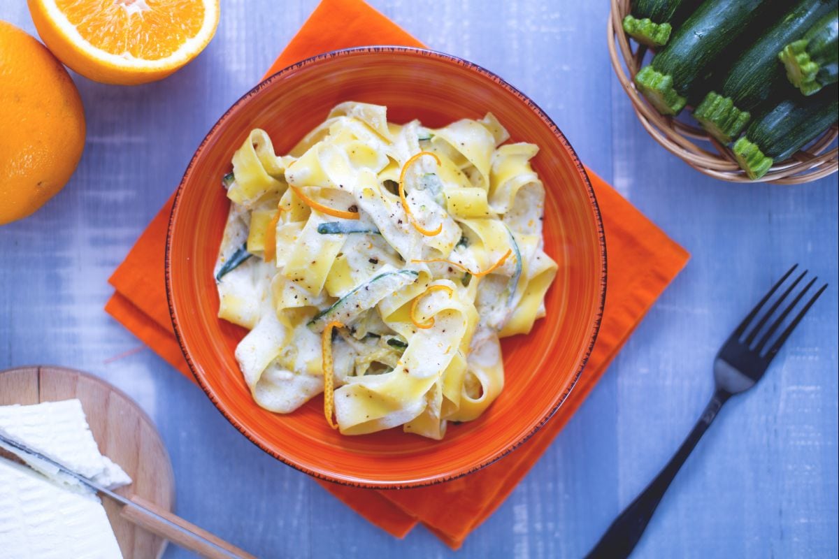 Pappardelle con calabacines salteados y crema de ricotta a la naranja