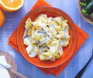 Pappardelle con calabacines salteados y crema de ricotta a la naranja