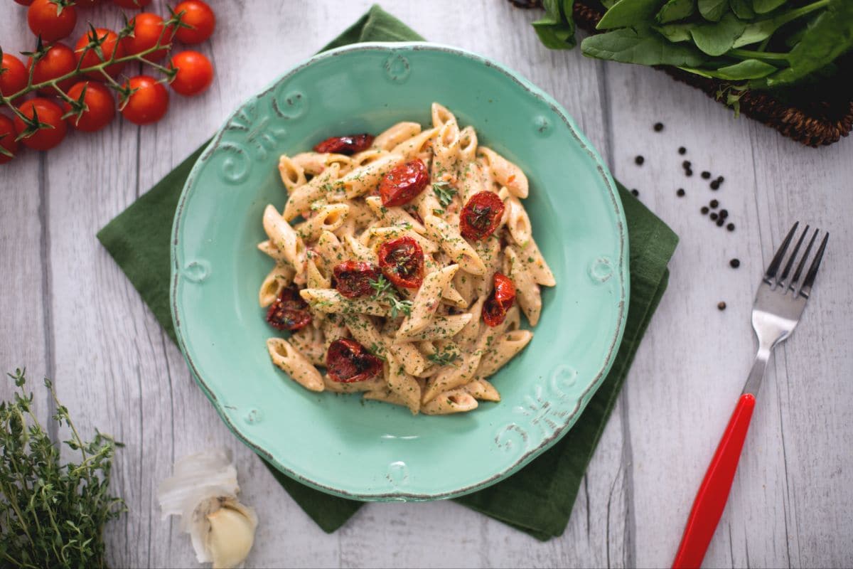 Tiburones integrales al pesto de tomates asados, ricotta y polvo de espinacas