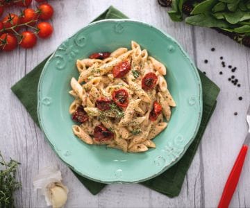 Tiburones integrales al pesto de tomates asados, ricotta y polvo de espinacas