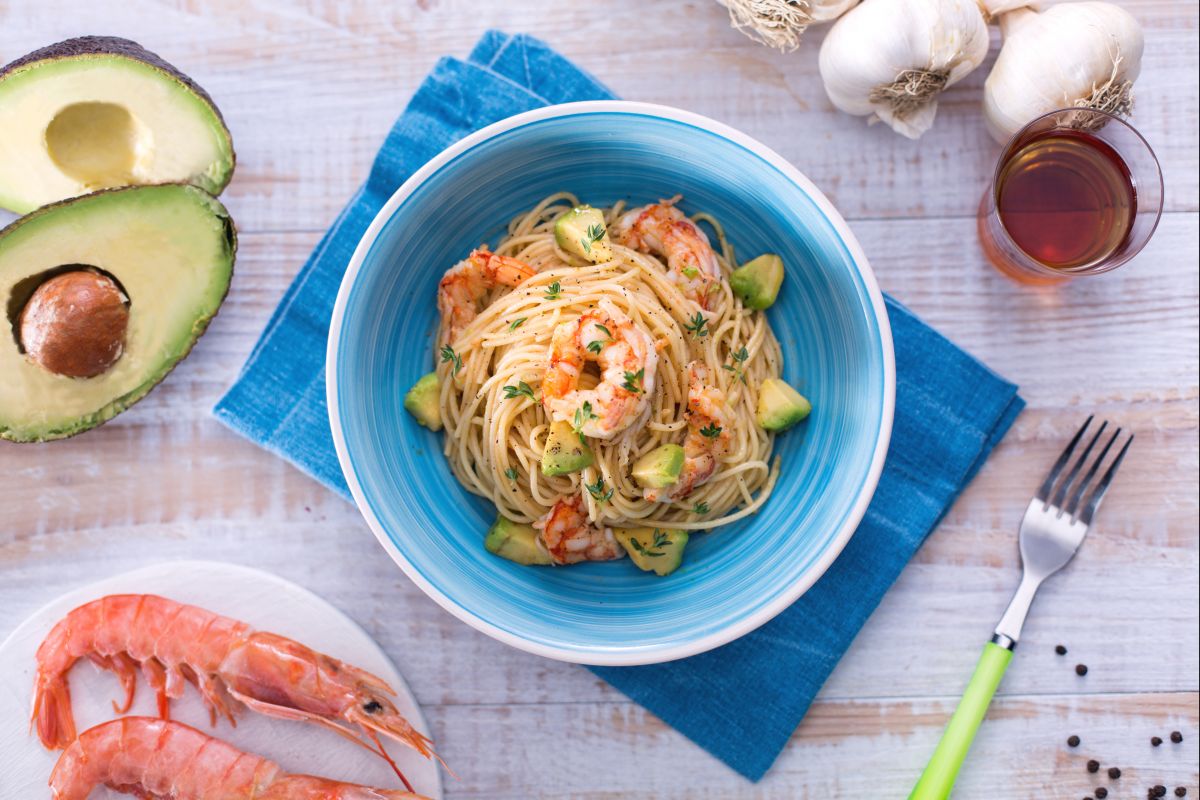 Espaguetis finos con aguacate y gambas