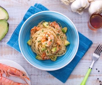 Espaguetis finos con aguacate y gambas