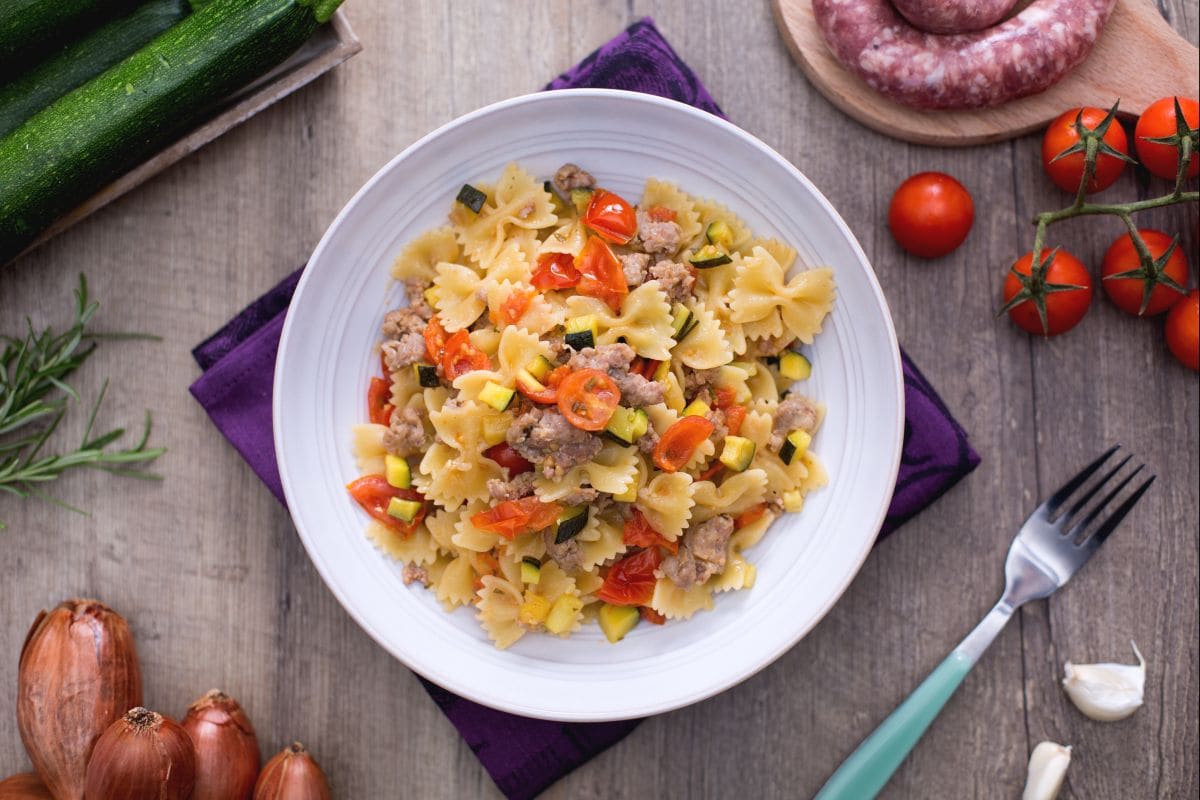 Pasta con calabacines y salchicha