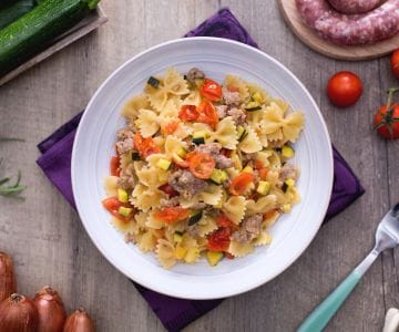 Pasta con calabacines y salchicha