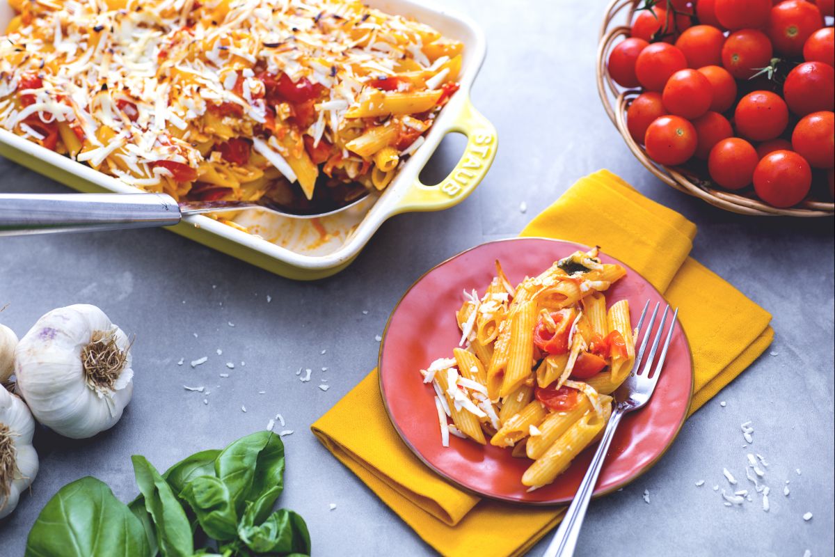 Penne gratinadas con tomate y ricotta salada