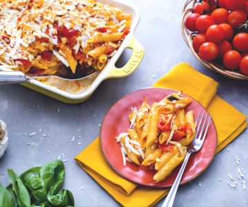 Penne gratinadas con tomate y ricotta salada