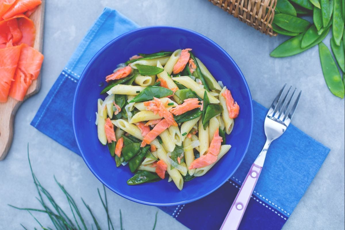 Penne con salmón ahumado y judías verdes
