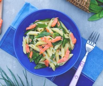 Penne con salmón ahumado y judías verdes