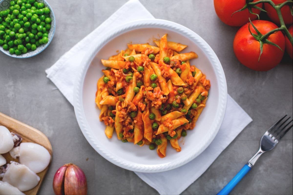 Garganelli con ragú de sepias y guisantes