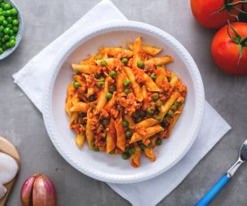Garganelli con ragú de sepias y guisantes