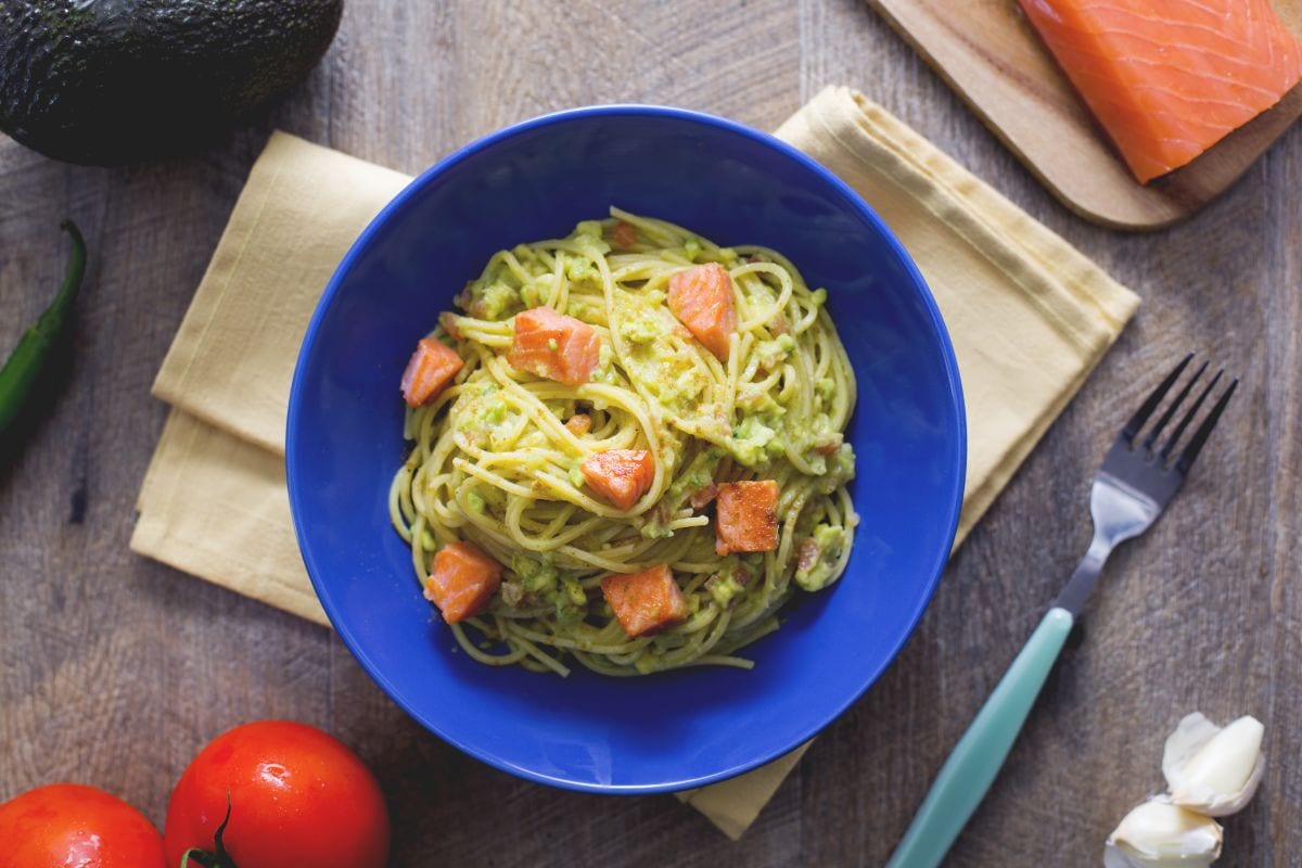 Espaguetis con guacamole y salmón crujiente