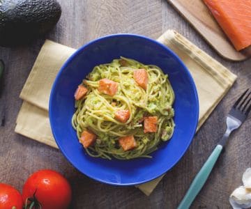Espaguetis con guacamole y salmón crujiente