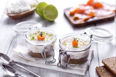 Cheesecake salada con pan negro y crema de salmón