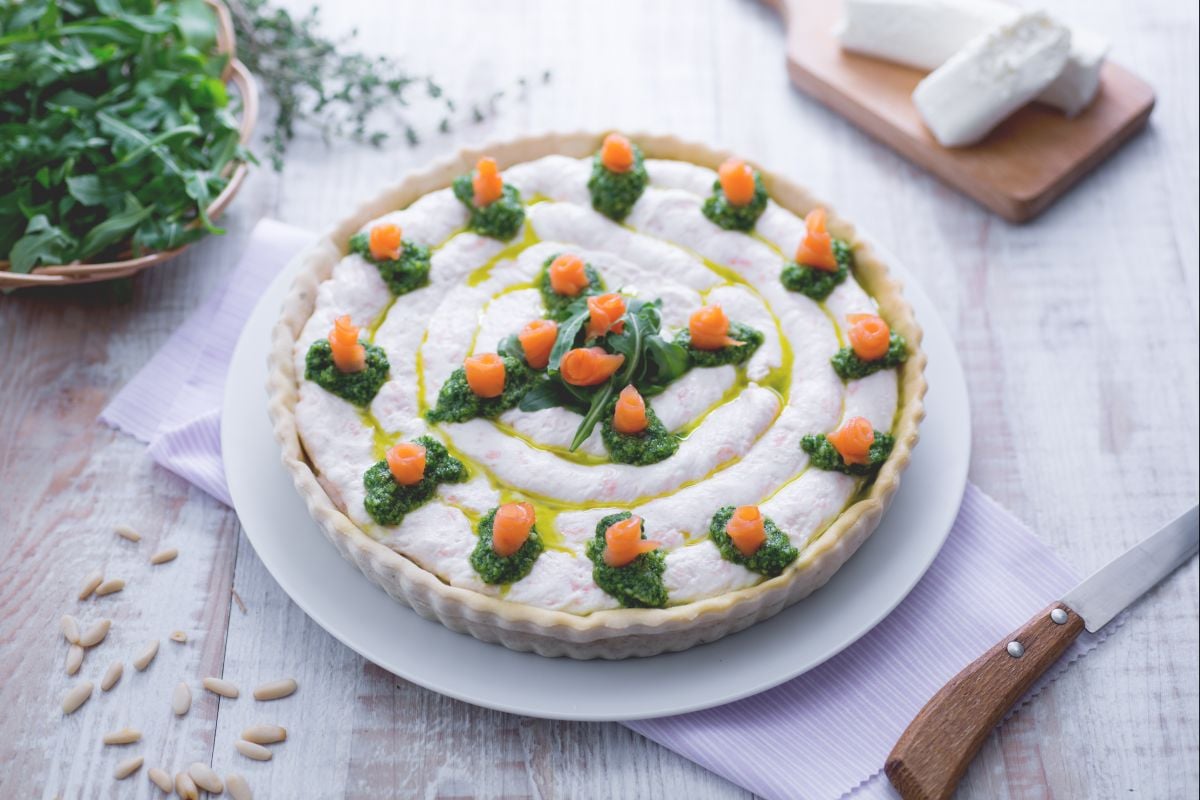 Tarta salada de salmón, queso de cabra y pesto de rúcula