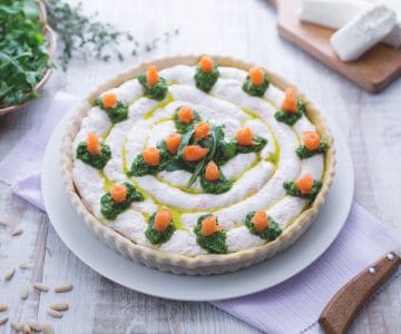 Tarta salada de salmón, queso de cabra y pesto de rúcula