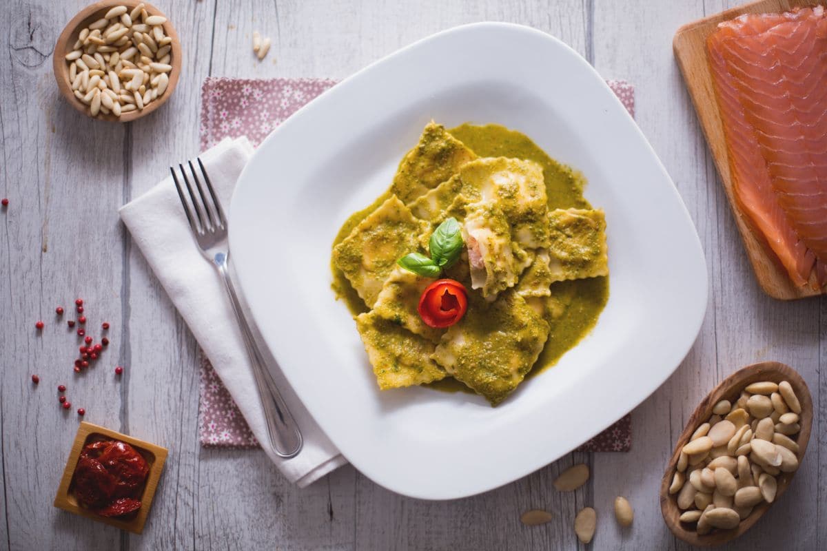 Raviolis rellenos de salmón con salsa de albahaca