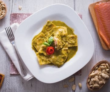 Raviolis rellenos de salmón con salsa de albahaca