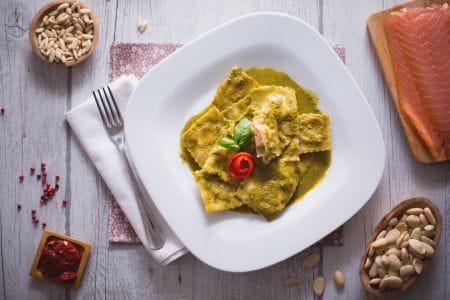 Raviolis rellenos de salmón con salsa de albahaca