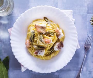 Espaguetis con cabracho y alcachofas