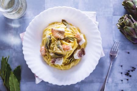 Espaguetis con cabracho y alcachofas