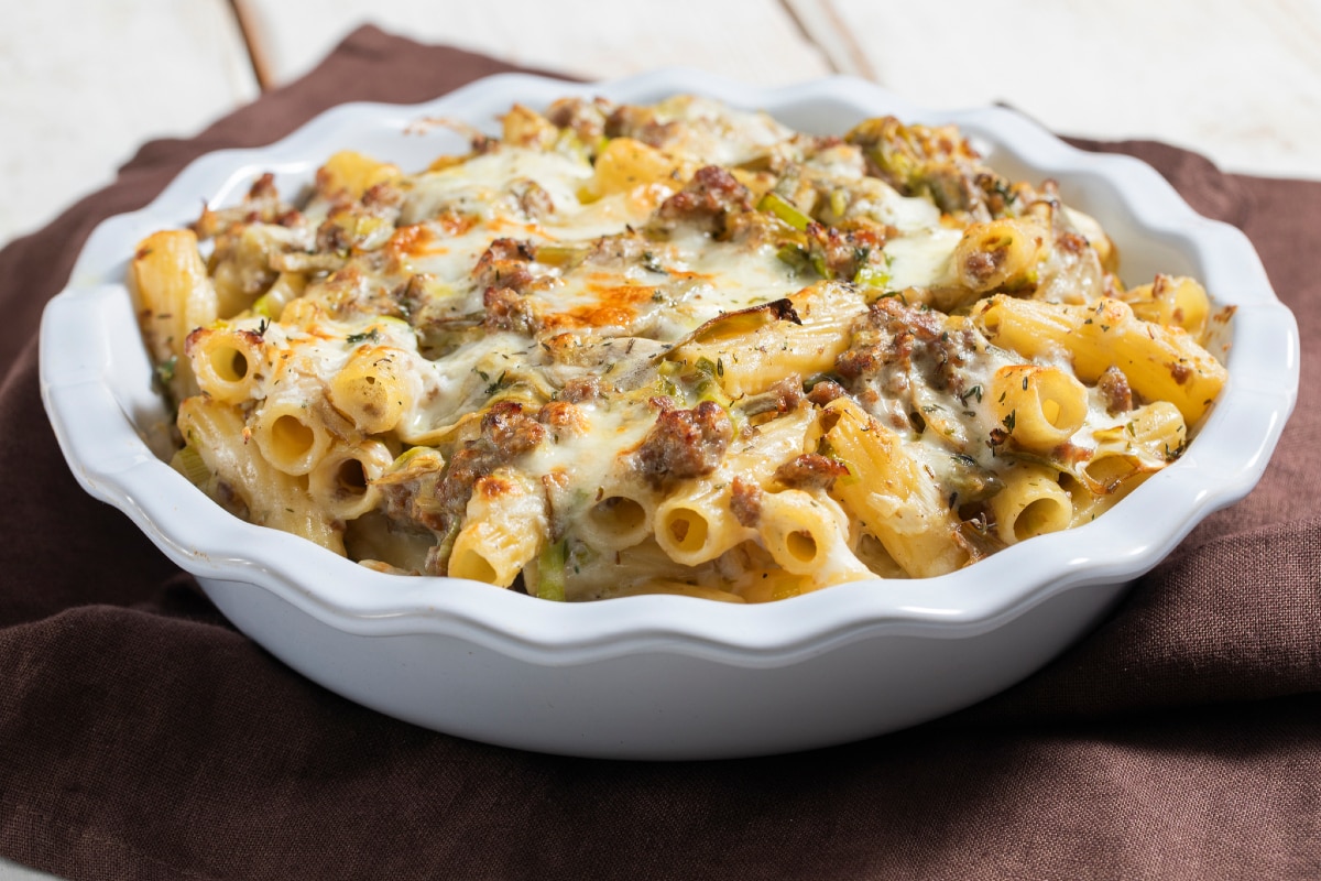 Timbal de macarrones con salchicha y alcachofas