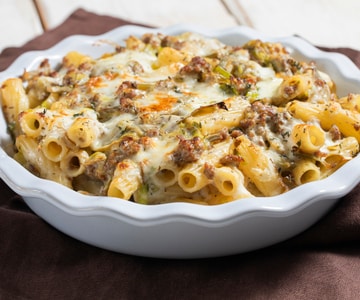 Timbal de macarrones con salchicha y alcachofas