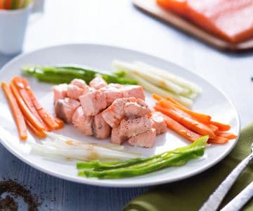 Bocaditos de salmón al té verde con verduras
