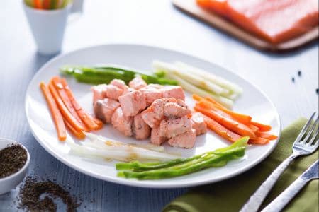 Bocaditos de salmón al té verde con verduras