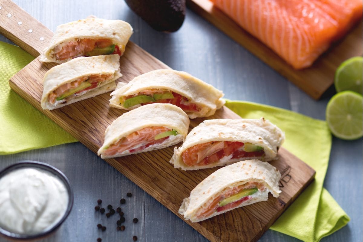 Rollitos de piadina con salmón, aguacate y crema de yogur